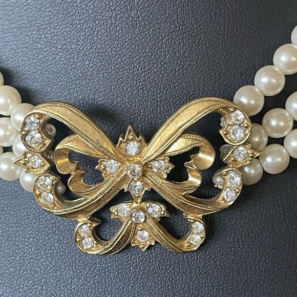 Vintage Avon Three Strand Faux Pearl Butterfly Choker Necklace 14-17” Book Piece - Picture 7 of 8